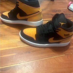Nike Men's Black and Yellow Sneakers